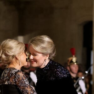 Le président Emmanuel Macron et sa femme Brigitte Macron, le roi Philippe et la reine Mathilde de Belgique arrivant au dîner d'état au palais de l'Elysée à Paris en l'honneur de la visite du roi et de la reine de Belgique en France le 14 octobre 2024. © Dominique Jacovides / Bestimage 