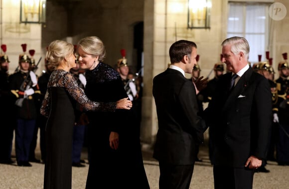 Le président Emmanuel Macron et sa femme Brigitte Macron, le roi Philippe et la reine Mathilde de Belgique arrivant au dîner d'état au palais de l'Elysée à Paris en l'honneur de la visite du roi et de la reine de Belgique en France le 14 octobre 2024. © Dominique Jacovides / Bestimage 