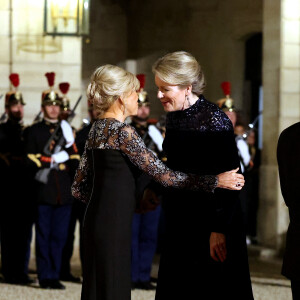 Brigitte Macron et la reine Mathilde de Belgique arrivant au dîner d'état au palais de l'Elysée à Paris en l'honneur de la visite du roi et de la reine de Belgique en France le 14 octobre 2024. © Dominique Jacovides / Bestimage 