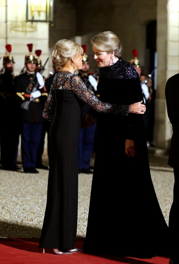 Brigitte Macron et la reine Mathilde de Belgique arrivant au dîner d'état au palais de l'Elysée à Paris en l'honneur de la visite du roi et de la reine de Belgique en France le 14 octobre 2024. © Dominique Jacovides / Bestimage 