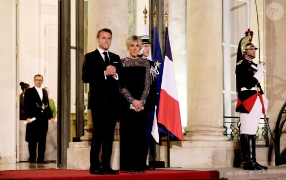 Le président Emmanuel Macron et sa femme Brigitte Macron arrivant au dîner d'état au palais de l'Elysée à Paris en l'honneur de la visite du roi et de la reine de Belgique en France le 14 octobre 2024. © Dominique Jacovides / Bestimage  Celebs Arrivals at the state dinner at the Elysée Palace in Paris in honour of the visit of the King and Queen of Belgium to France on october 14th 2024 