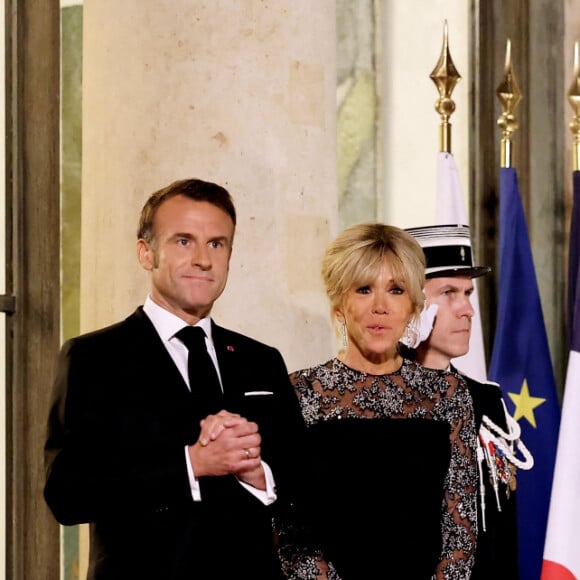 Le président Emmanuel Macron et sa femme Brigitte Macron arrivant au dîner d'état au palais de l'Elysée à Paris en l'honneur de la visite du roi et de la reine de Belgique en France le 14 octobre 2024. © Dominique Jacovides / Bestimage  Celebs Arrivals at the state dinner at the Elysée Palace in Paris in honour of the visit of the King and Queen of Belgium to France on october 14th 2024 