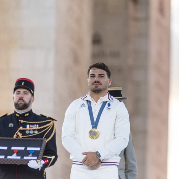 Antoine Dupont, Emmanuel Macron - Remise des médailles par le président de la République à l'Arc de Triomphe aux athlètes lors de la parade des champions à l'occasion des Jeux Olympiques et Paralympiques Paris 2024, sur l'avenue des Champs-Elysées à Paris. Le 14 septembre 2024 © Perusseau-Ramsamy / Bestimage