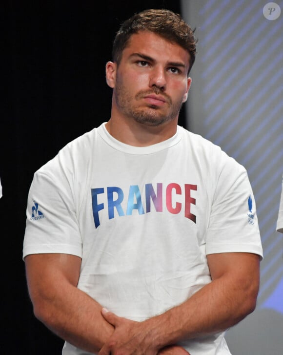 "Pogacar est obligatoirement dopé... Dupont est une idole. Ouvrez les vrais dossiers du dopage dans le rugby", ajoute Cyrille Guimard

Antoine Dupont - Conférence de presse de l'équipe de France de rugby à 7 pour les Jeux Olympiques Paris 2024 lundi 22 Juillet 2024 Club France Porte de la Villette Paris