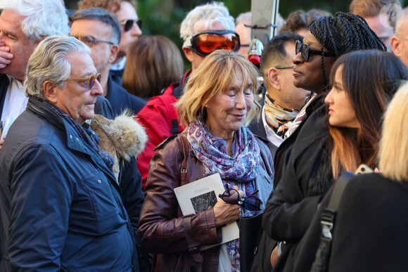 Christian Clavier, Marie-Anne Chazel, Ramatoulaye Diop, la compagne du défunt - Sortie des Obsèques de Michel Blanc en l'église Saint-Eustache à Paris, le 10 octobre 2024. © Moreau / Jacovides / Bestimage 