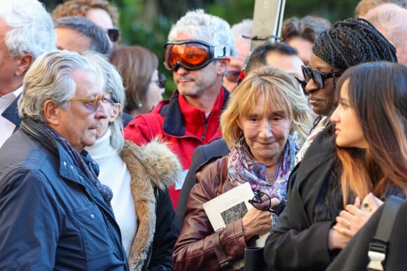 Christian Clavier, Marie-Anne Chazel, Ramatoulaye Diop, la veuve du défunt - Sortie des Obsèques de Michel Blanc en l'église Saint-Eustache à Paris, le 10 octobre 2024. © Moreau / Jacovides / Bestimage 