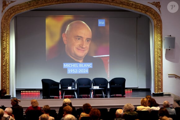 Dans la soirée du jeudi 3 au vendredi 4 octobre 2024, Michel Blanc est brutalement décédé à l'âge de 72 ans, des suites d'un oedème de Quincke
Hommage à Michel Blanc à l'Artistique dans le cadre de la 6ème édition du festival Cinéroman. Le festival Cinéroman, qui se tient à Nice jusqu'au 5 octobre, met à l'honneur les films adaptés de romans. Nice le 4 Octobre 2024. © Bruno Bebert - Dominique Jacovides / Bestimage