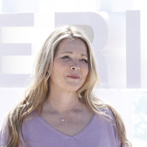 Mais dans la vie privée, et partuclièrement avec ses enfants, l'actrice se révèle très stricte
Helene Rolles (Les mystères de l'Amour) lors du photocall de 'CanneSeries ' Saison 6 au Palais des Festivals de Cannes le 15 avril 2023.