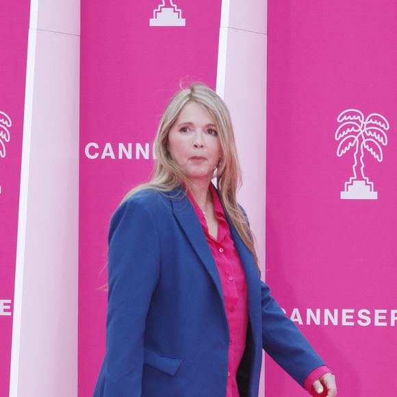 Hélène Rolles joue à la télévision depuis plus de 30 ans un personnage doux et réconfortant
Hélène Rollès (Les mystères de L'amour) - Soirée d'ouverture de CanneSeries Saison 6 au Palais des Festivals de Cannes l