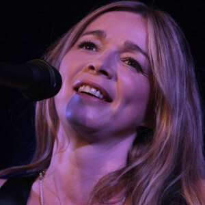 Hélène Rollès lors d'un concert au Divan du monde à Paris, le 29 mai 2012