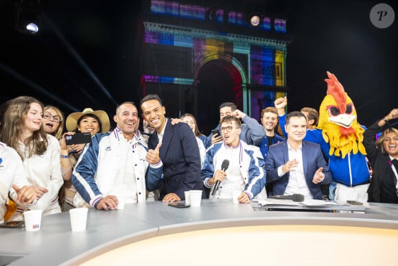 Exclusif - Mohamed Bouhafsi, Laurent Luyat, et les médaillés olympiques et paralympiques - Backstage - Personnalités sur le plateau de l'émission "Paris 2024 : merci! La grande soirée événement" sur les Champs-Elysées à Paris, à l'occasion des Jeux Olympiques et Paralympiques Paris 2024, diffusée en direct sur France 2, le 14 septembre 2024 © Perusseau-Ramsamy / Bestimage