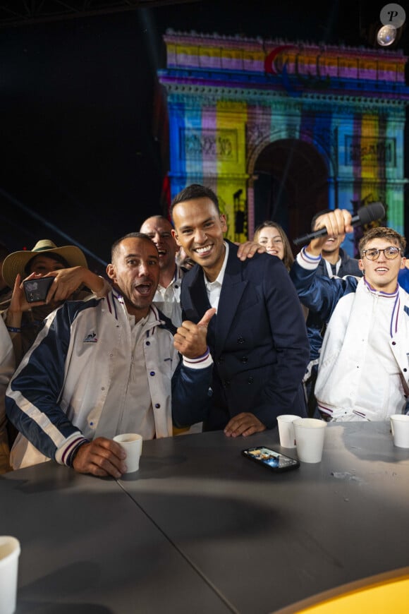 Mohamed Bouhafsi et les médaillés olympiques et paralympiques - Backstage - Personnalités sur le plateau de l'émission "Paris 2024 : merci! La grande soirée événement" sur les Champs-Elysées à Paris, à l'occasion des Jeux Olympiques et Paralympiques Paris 2024, diffusée en direct sur France 2, le 14 septembre 2024 © Perusseau-Ramsamy / Bestimage