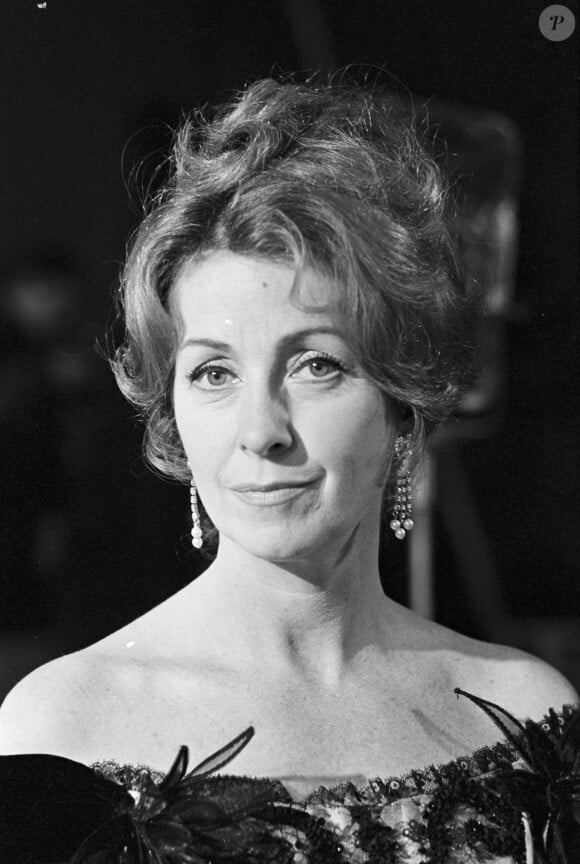 Pendant la guerre
Archives - En France, à Paris, portrait de Danielle DARRIEUX en costume d'époque, sur le plateau de l'émission "Douce France". Le 6 novembre 1964 © Gérard Letellier via Bestimage