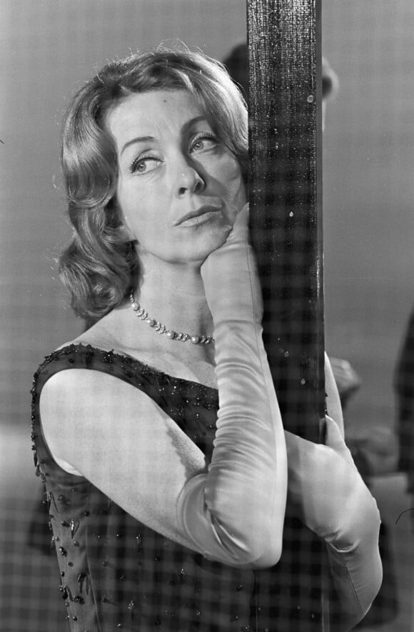 Archives - En France, à Paris, portrait de Danielle DARRIEUX en costume d'époque, sur le plateau de l'émission "Douce France". Le 6 novembre 1964 © Gérard Letellier via Bestimage