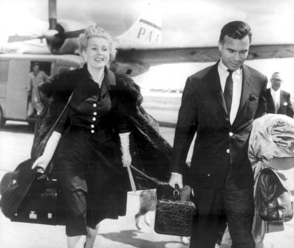 La photo montre Porfirio Rubirosa et Zsa Zsa Gabor à leur arrivée à l'aéroport d'Orly, à Paris, à bord d'un clipper de la Pan American, en route pour Cannes où ils assisteront au Festival du film ; le 4 mai 1955. Photo par UPPA/Photoshot/ABACAPRESS.COM