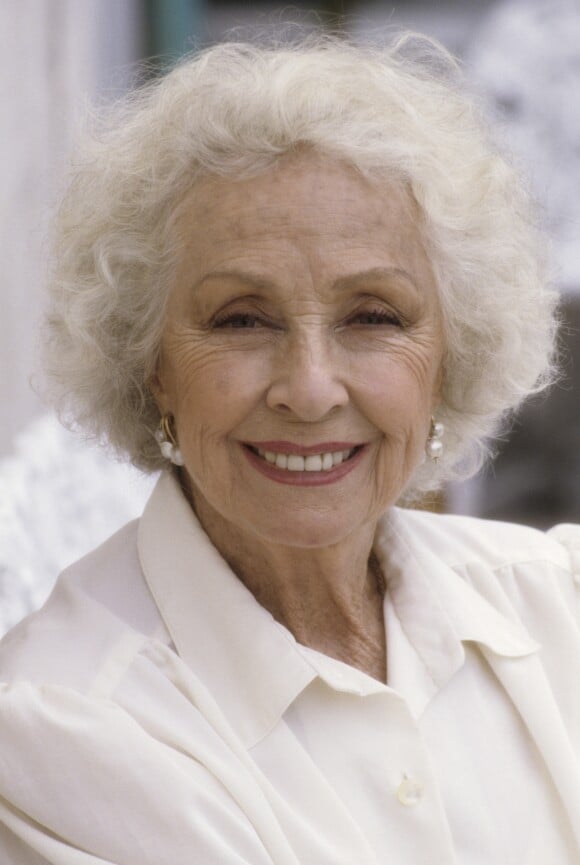 Archives - En France, à Paris, à son domicile, sur la terrasse de son appartement, rendez-vous avec Danielle Darrieux. Le 14 juin 1994 © Michel Marizy via Bestimage