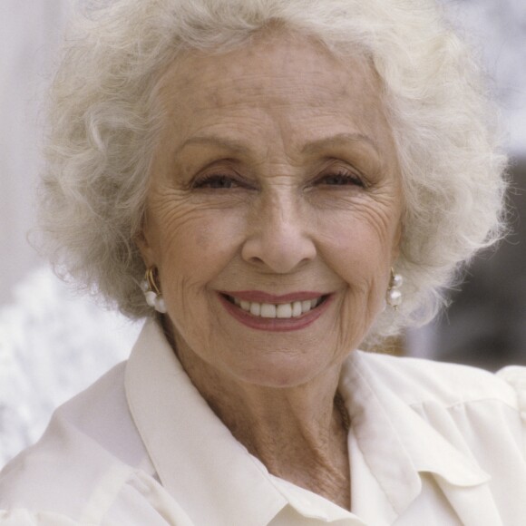 Archives - En France, à Paris, à son domicile, sur la terrasse de son appartement, rendez-vous avec Danielle Darrieux. Le 14 juin 1994 © Michel Marizy via Bestimage