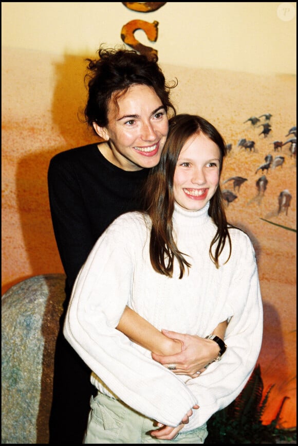 Dévoilée par sa mère Isabel Otero 
Archives - Isabel Otero et sa fille Ana Girardot lors de la première du film "Dinosaure" à Paris en 2000.