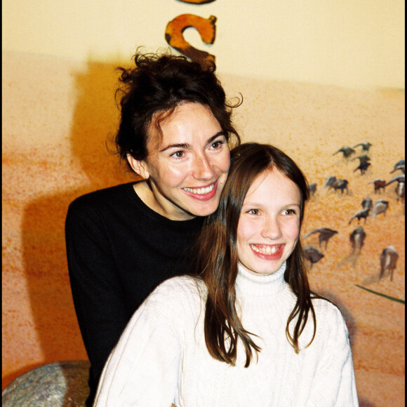 Dévoilée par sa mère Isabel Otero 
Archives - Isabel Otero et sa fille Ana Girardot lors de la première du film "Dinosaure" à Paris en 2000.