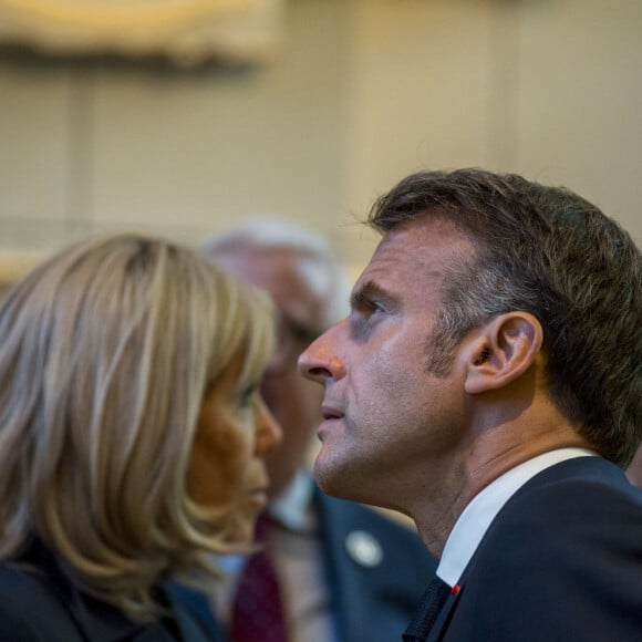 Emmanuel Macron et Brigitte Macron - Déplacement du président de république, Emmanuel Macron à l'occasion de la 41ème édition des journées européennes du patrimoine à Chartres, visite des ateliers de la Maison Lorin maitre verrier Déplacement du président de république, Emmanuel Macron à l'occasion de la 41ème édition des journées européennes du patrimoine à Chartres, visite des ateliers de la Maison Lorin maitre verrier - Chartres le 20 septembre 2024. © Arnaud Hebert / Pool / Bestimage 