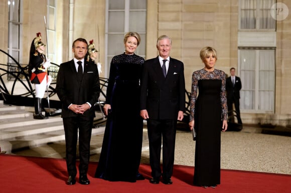 Le président Emmanuel Macron, le reine Mathilde et le roi Philippe de Belgique, Brigitte Macron arrivant au dîner d'état au palais de l'Elysée à Paris en l'honneur de la visite du roi et de la reine de Belgique en France le 14 octobre 2024. © Dominique Jacovides / Bestimage 