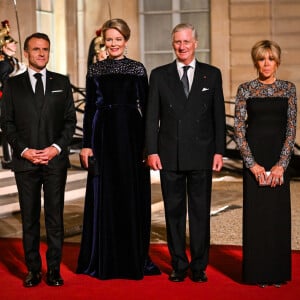 14 octobre 2024, Paris, France, France : La première dame française Brigitte Macron, le président français Emmanuel Macron, le roi Philippe - Philippe de Belgique et la reine Mathilde de Belgique posent avant un dîner d'État officiel dans le cadre de la visite d'État du roi de Belgique en France au palais présidentiel de l'Élysée le 14 octobre 2024 à Paris, France. © Matthieu Mirville/ZUMA Press Wire)