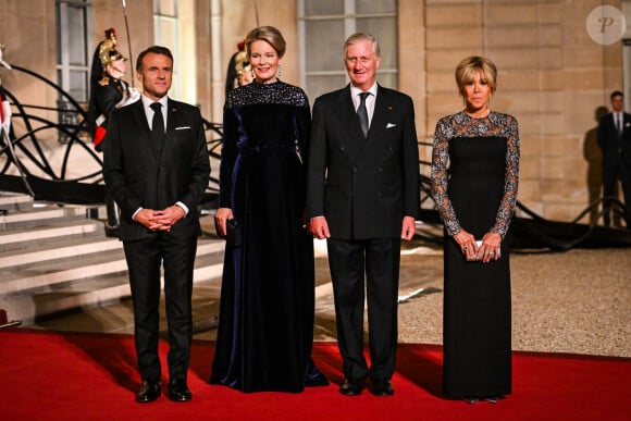 14 octobre 2024, Paris, France, France : La première dame française Brigitte Macron, le président français Emmanuel Macron, le roi Philippe - Philippe de Belgique et la reine Mathilde de Belgique posent avant un dîner d'État officiel dans le cadre de la visite d'État du roi de Belgique en France au palais présidentiel de l'Élysée le 14 octobre 2024 à Paris, France. © Matthieu Mirville/ZUMA Press Wire)