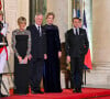 Après une cérémonie d'accueil qui s'est déroulée à l'Arc de Triomphe en d'Emmanuel Macron et de sa femme Brigitte, leurs Majestés ont suivi le couple présidentiel, qui a organisé dans la soirée, un somptueux dîner en leur honneur, au Palais de l'Elysée.
Le président Emmanuel Macron, Brigitte Macron, Le roi Philippe de Belgique, La reine Mathilde de Belgique lors du dîner d'état au palais de l'Elysée à Paris en l'honneur du couple royal de Belgique, en visite d'état à Paris le 14 octobre 2024. © Frédéric Andrieu / Bestimage 