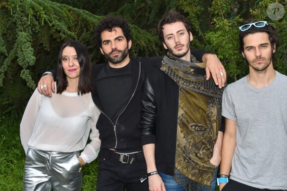 Cette dernière a d'ailleurs fondé le groupe Minuit avec son frère Raoul avant de sortir son premier EP solo, Intentionnel
Le Groupe Minuit (G-D: Simone Ringer, Joseph Delmas, Tanguy Truhe, Clément Aubert et Raoul Chichin)) avec les enfants de Catherine Ringer et Fred Chichin: Simone et Raoul au Festival dans une clairiere du bois de Vincennes "We Love Green" à Paris le 4 Juin 2016. © Lionel Urman/bestimage