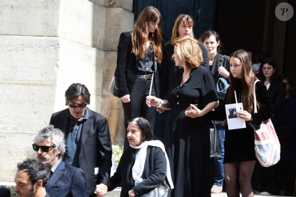 Une de ses proches a témoigné de l'immense courage de l'artiste
Yvan Attal et sa mère, Gabrielle Crawford, Jo Attal, Bambou - Sorties des obsèques de Jane Birkin en l'église Saint-Roch à Paris. Le 24 juillet 2023 © Jacovides-KD Niko / Bestimage