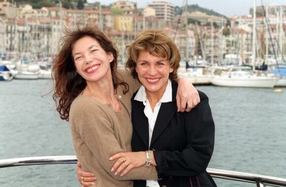 Durant leur amitié qui a débuté en 1965, elle a pu remarquer la détermination de la chanteuse et actrice
Jane Birkin et Gabrielle Crawford  à Cannes en 2001