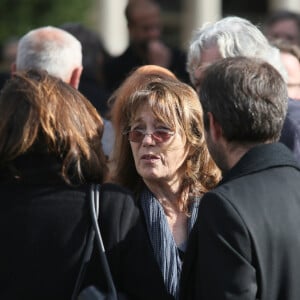 Jane Birkin - Obsèques de Jean-Noël Tassez, le compagnon de Charlotte Rampling, au crématorium du cimetière du Père-Lachaise à Paris, le 9 octobre 2015.