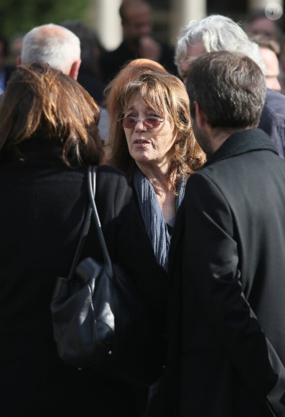 Jane Birkin - Obsèques de Jean-Noël Tassez, le compagnon de Charlotte Rampling, au crématorium du cimetière du Père-Lachaise à Paris, le 9 octobre 2015.