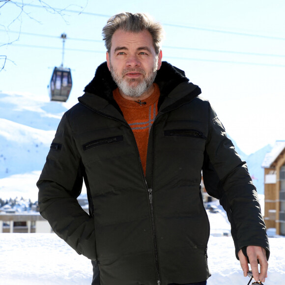 "J'ai fini par trouver mon endroit, sur la côte Atlantique, au sud des Landes. Quand je suis là-bas, je me sens bien. Tout est simple et évident."
Clovis Cornillac au photocall du film "Les têtes givrées" lors de la 26ème édition du festival international de comédie de l'Alpe d'Huez, à Huez, France, le 19 janvier 2023. © Dominique Jacovides/Bestimage