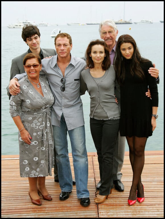 Jean-Claude Van Damme, ses parents, Elaine et Eugene, sa femme Gladys, et ses enfants Bianca et Kristopher, en 2008