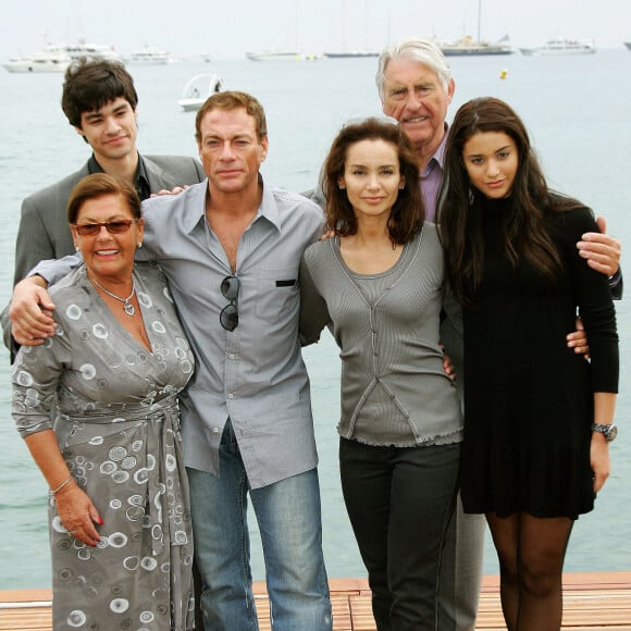 Jean-Claude Van Damme, ses parents, Elaine et Eugene, sa femme Gladys, et ses enfants Bianca et Kristopher, en 2008