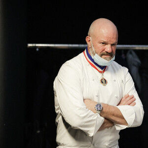 Le chef Philippe Etchebest est le président d'honneur d'Exp'Hotel 2021 à Bordeaux. Sur la photo, le célèbre chef Philippe Etchebest lors du concours culinaire dont il est le jury, le 29 novembre 2021, à Bordeaux, France. Photo par Thibaud Moritz/ABACAPRESS.COM