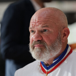 Ce vendredi 18 octobre, le chef venait en aide à Alexis, un restaurateur en difficulté...
Le chef Philippe Etchebest est le président d'honneur d'Exp'Hotel 2021 à Bordeaux. Sur la photo, le célèbre chef Philippe Etchebest lors du concours culinaire dont il est le jury, le 29 novembre 2021, à Bordeaux, France. Photo par Thibaud Moritz/ABACAPRESS.COM