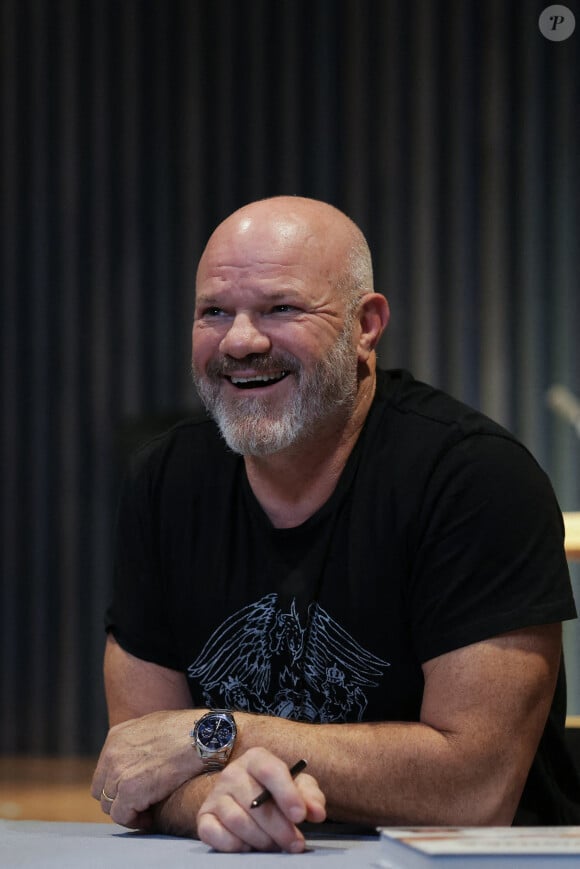 EXCLUSIF- Le célèbre chef français Philippe Etchebest signe son livre "Cuisinez bien accompagné avec ma méthode Mentor" en avant-première à la librairie Mollat le 09 octobre 2021 à Bordeaux. Photo par Thibaud Moritz/ ABACAPRESS.COM