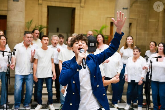 Exclusif - Conférence de presse de Titouan, jeune chanteur de 14 ans, Quimpérois, qui représentera la France avec son titre ''Comme ci, comme ça'' lors de la prochaine édition du concours de l'Eurovision Junior 2024 qui se déroulera à Madrid en Espagne, le 16 novembre prochain, en direct su France 2. Prise de vue à Quimper, France, le 16 octobre 2024. © Laetitia Notarianni/Bestimage