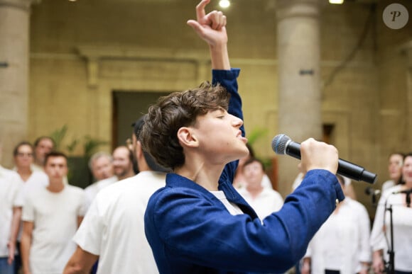 Exclusif - Conférence de presse de Titouan, jeune chanteur de 14 ans, Quimpérois, qui représentera la France avec son titre ''Comme ci, comme ça'' lors de la prochaine édition du concours de l'Eurovision Junior 2024 qui se déroulera à Madrid en Espagne, le 16 novembre prochain, en direct su France 2. Prise de vue à Quimper, France, le 16 octobre 2024. © Laetitia Notarianni/Bestimage