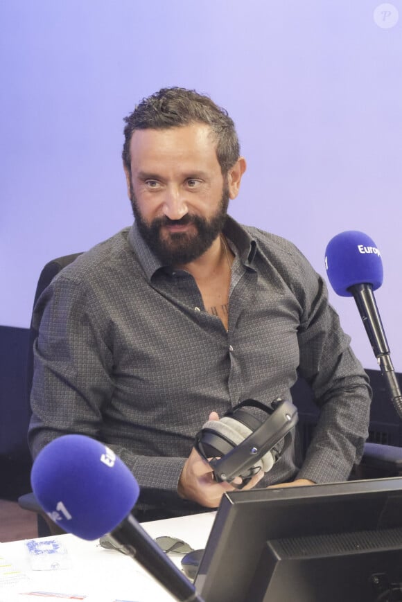  Vincent Bolloré, qui est très en colère de la future disparition de sa chaine C8 qu'il avait créé en 2005, doit prendre une décision d'ici fin décembre.
Exclusif - Cyril Hanouna sur le plateau de l'émission "On marche sur la tête", diffusée en direct sur Europe 1. Le 26 août 2024 © Jack Tribeca / Bestimage