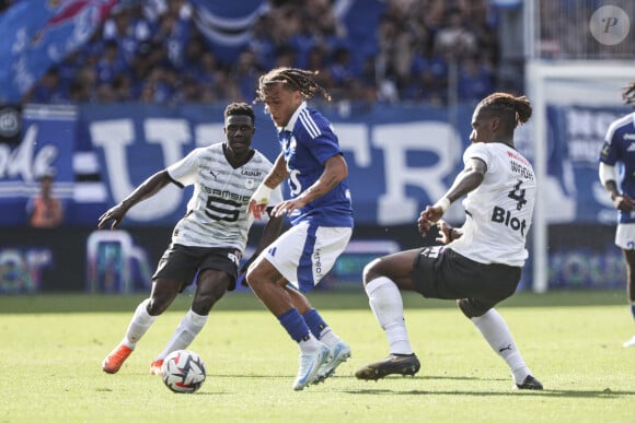 "ce gosse, je l'ai vu tout petit comme ça et il y a toujours cru enfin c'était voilà et là il a marqué son premier but en Ligue 1 quoi"
Sekou Mara - Match de football en ligue 1 McDonald's : Strasbourg l'emporte 3 - 1 face à Rennes au Stade de la Meinau Strasbourg le 25 août 2024. © Elyxandro Cegarra / Panoramic / Bestimage