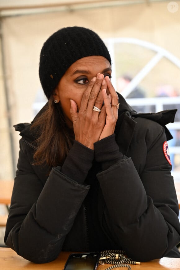 Comme elle l'avait annoncé la semaine dernière, l'animatrice de l'émission "L'amour est dans le pré", Karine Le Marchand, a amené près de 200 croissants aux agriculteurs sur un barrage sur l'autoroute A4 aux portes de Paris, pour leur affirmer son soutien. © Pierre Perusseau - Jeremy Melloul / Bestimage