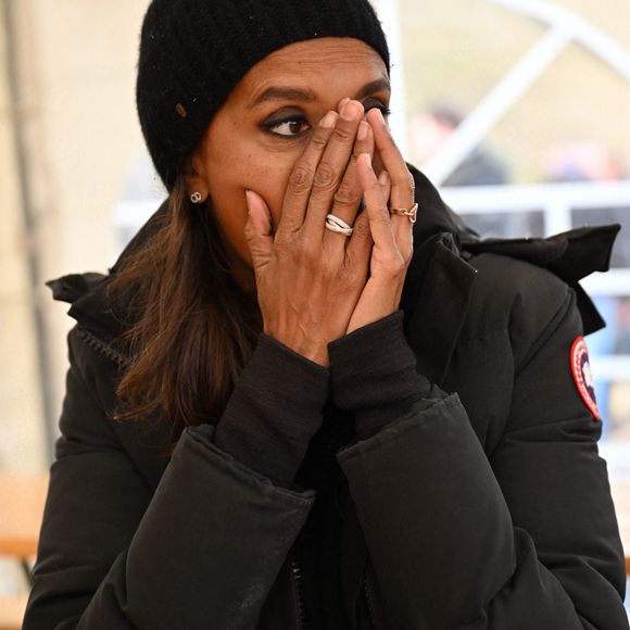 Comme elle l'avait annoncé la semaine dernière, l'animatrice de l'émission "L'amour est dans le pré", Karine Le Marchand, a amené près de 200 croissants aux agriculteurs sur un barrage sur l'autoroute A4 aux portes de Paris, pour leur affirmer son soutien. © Pierre Perusseau - Jeremy Melloul / Bestimage