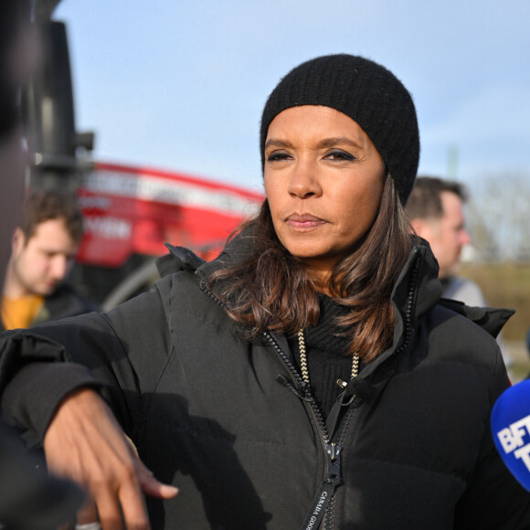 C'est une disparition qui a affecté bon nombre de personnalités télévisuelles. 
Comme elle l'avait annoncé la semaine dernière, l'animatrice de l'émission "L'amour est dans le pré", Karine Le Marchand, a amené près de 200 croissants aux agriculteurs sur un barrage sur l'autoroute A4 aux portes de Paris, pour leur affirmer son soutien. © Pierre Perusseau - Jeremy Melloul / Bestimage