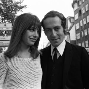 Et de compléter : "Cette jalousie, qui est vraiment une constante de son caractère, venait de son insécurité, de son enfance".
Jane Birkin, 18 ans, actuellement dans le rôle principal de " Passion Flower Hotel ", se marie en secret au Chelsea Registry Office de Londres avec John Barry, 30 ans. 16 octobre 1965.