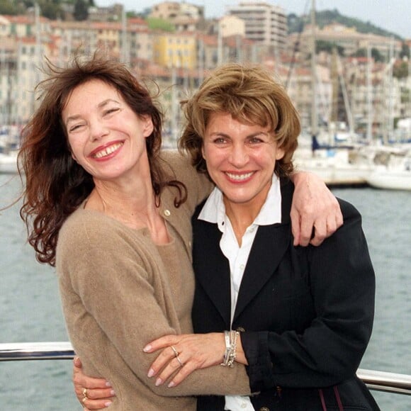 Jusqu'à sa mort en 2023, la photographe Gabrielle Crawford fut l'une de ses amies les plus proches.
Jane Birkin et Gabrielle Crawford - représente le documentaire sur sa vie et sa musique au MIP-TV 2001 - Cannes.