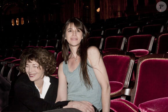 Exclusif - Jane Birkin en concert "Jane Birkin chante Serge Gainsbourg via Japan" a l'opera Garnier de Monte-Carlo le 09/02/2013. sur la photo : en backstage avec sa fille Charlotte Gainsbourg 