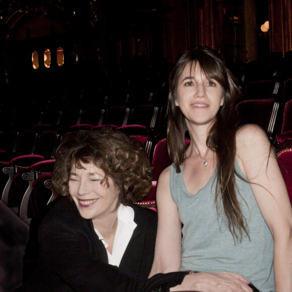 Exclusif - Jane Birkin en concert "Jane Birkin chante Serge Gainsbourg via Japan" a l'opera Garnier de Monte-Carlo le 09/02/2013. sur la photo : en backstage avec sa fille Charlotte Gainsbourg 